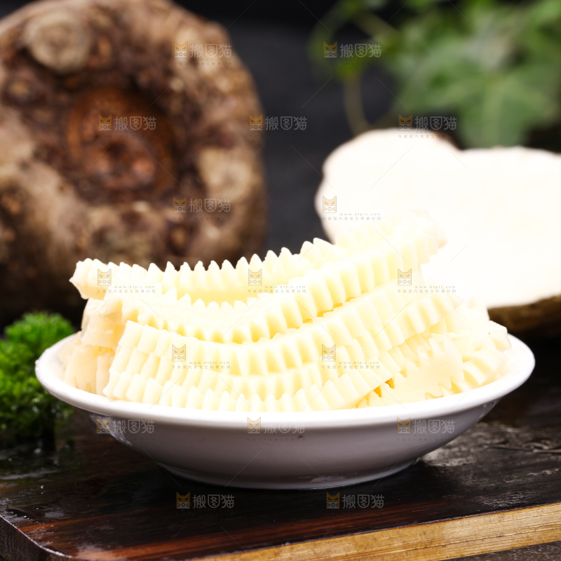 盘子里装着素肚条