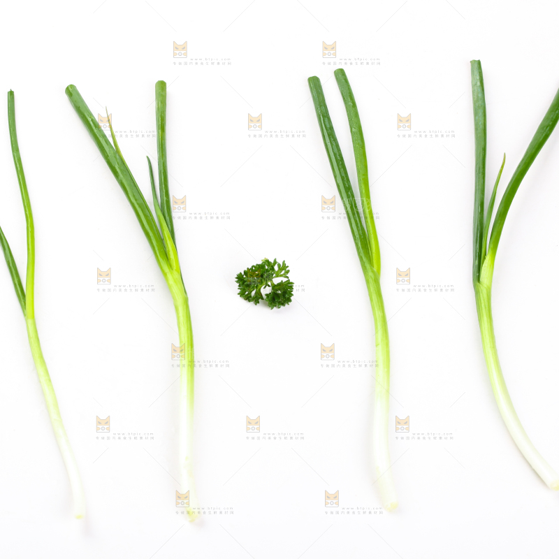 白底上放着小葱