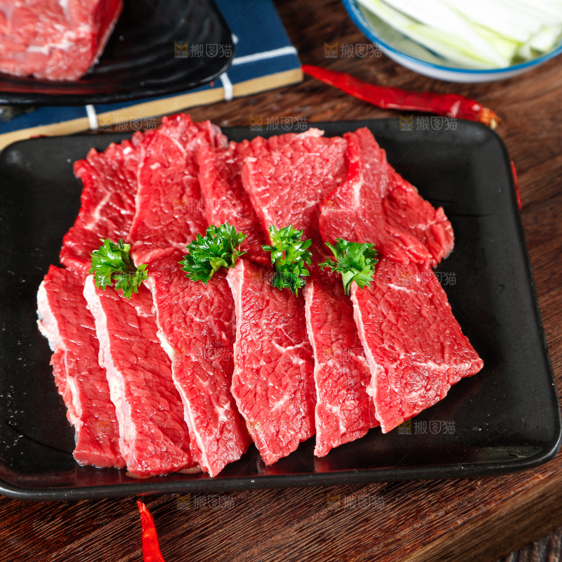 木底上放着一盘鲜牛肉片