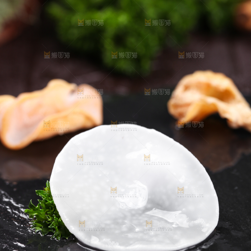黑底上放着白木耳