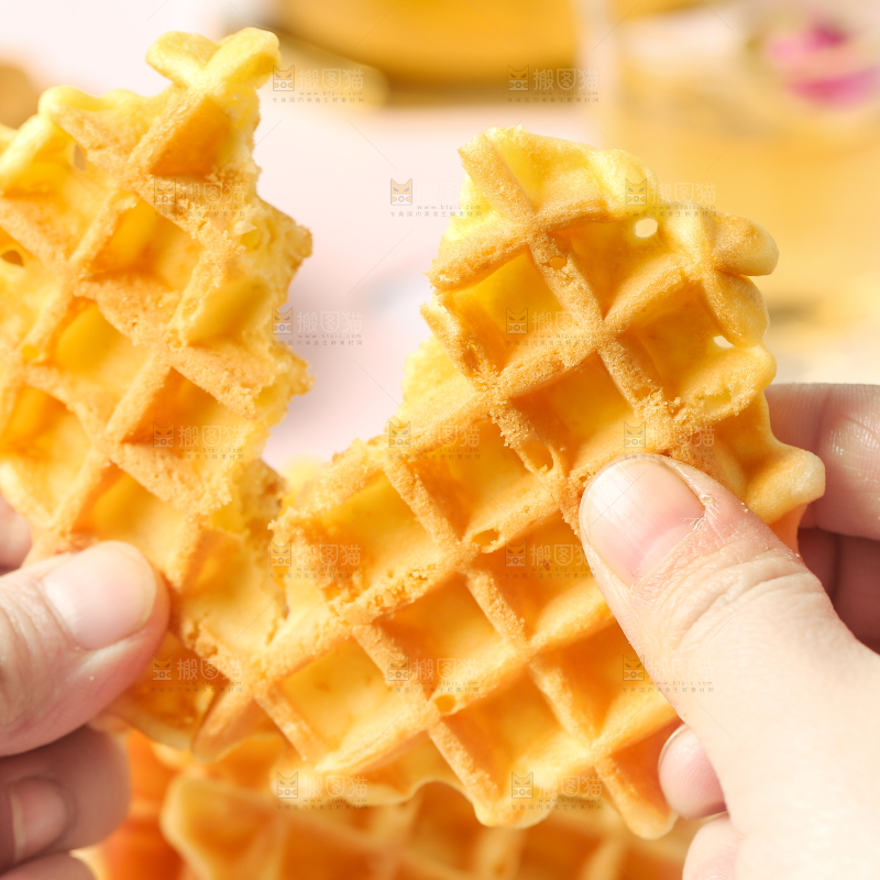 手拿华夫饼