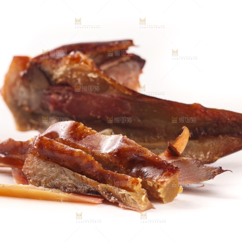 白底上放着香辣鸡腿
