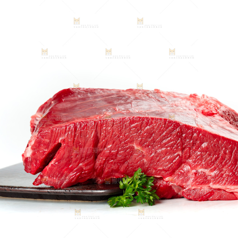 白底上放着一盘鲜牛肉
