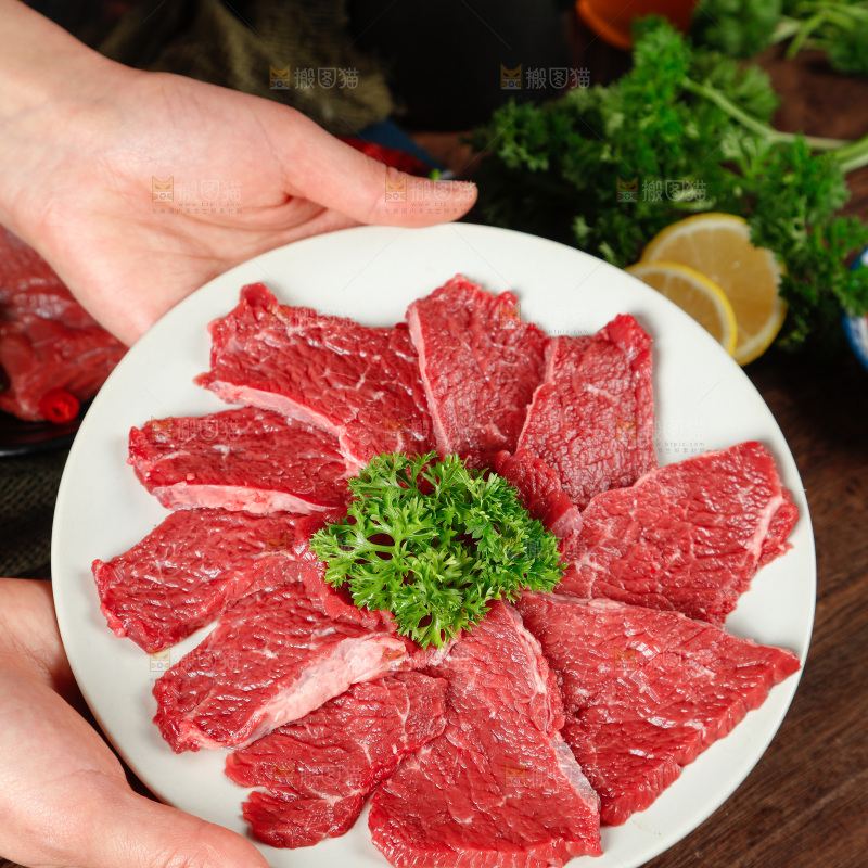 手拿一盘牛肉