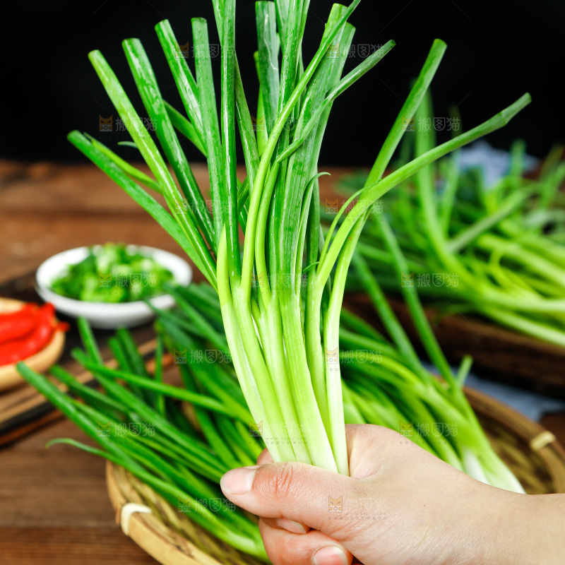 手里拿着小香葱