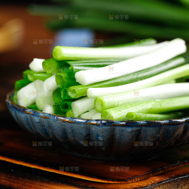 盘子里放着小香葱