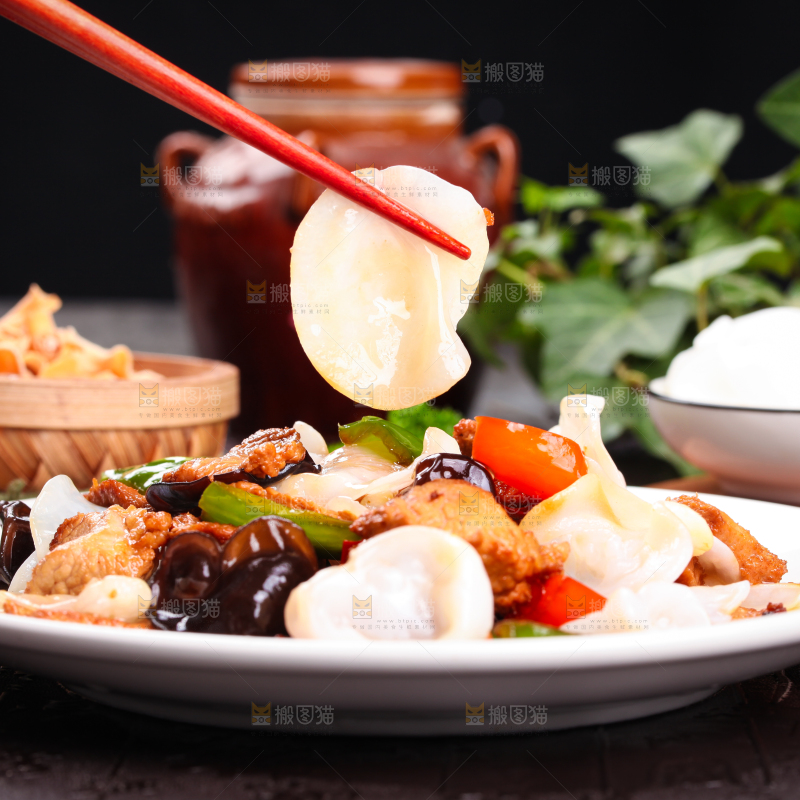 盘子里装着木耳炒肉