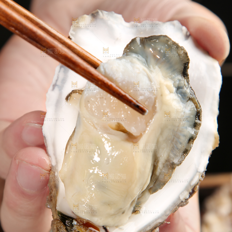 手拿生蚝