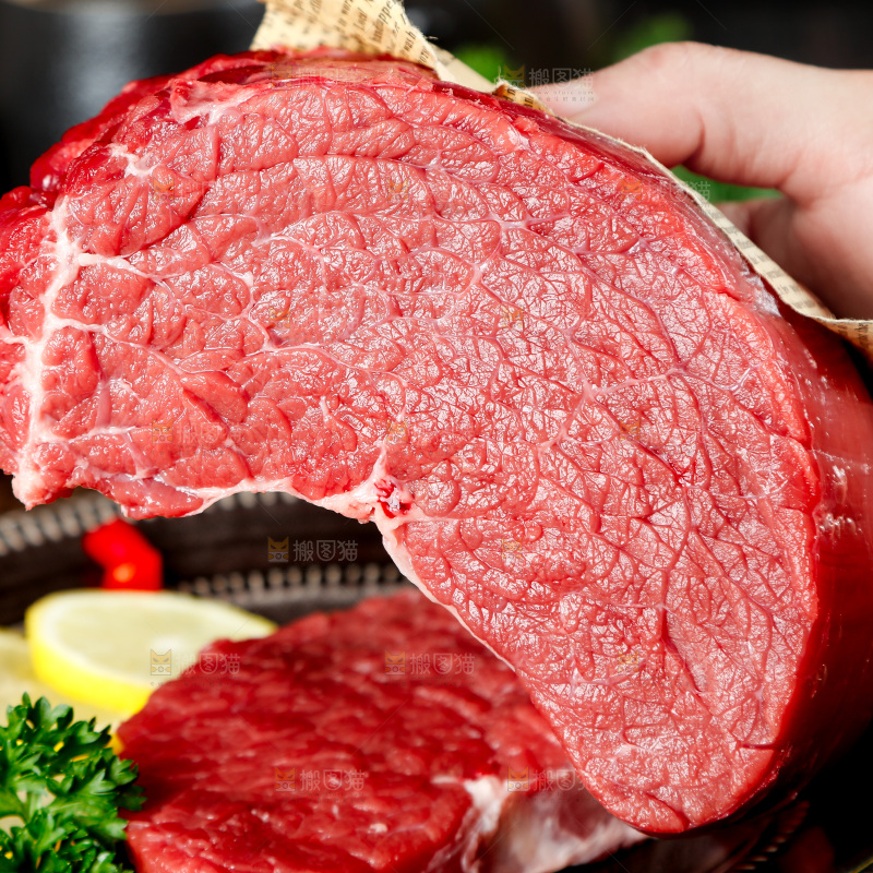 手拿一块牛肉
