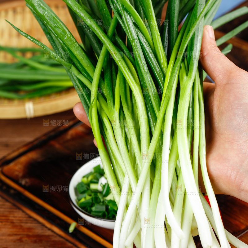 手里拿着小香葱
