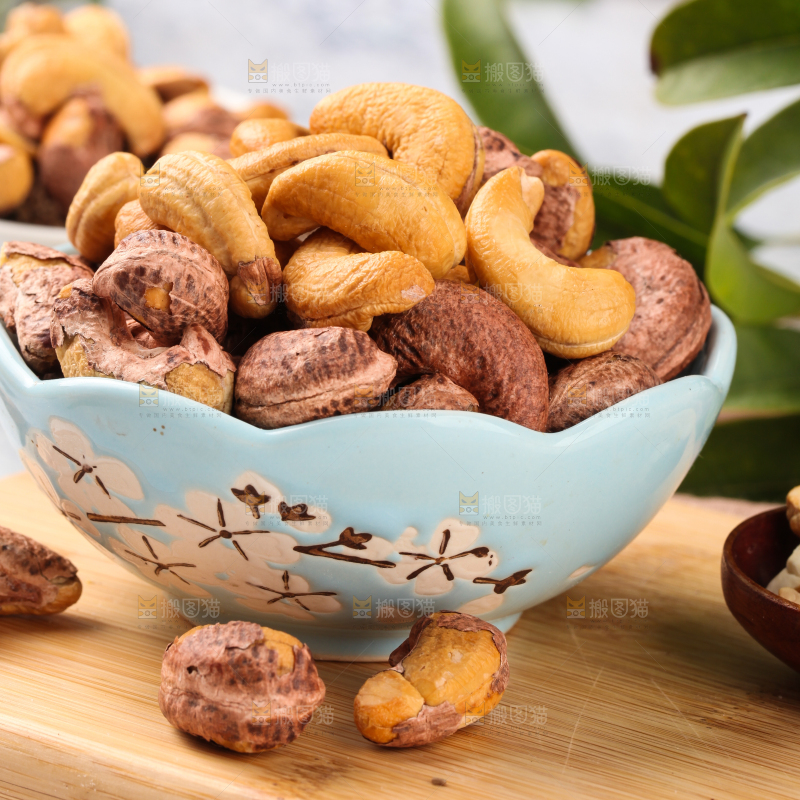 木板上放着一碗炭烧腰果