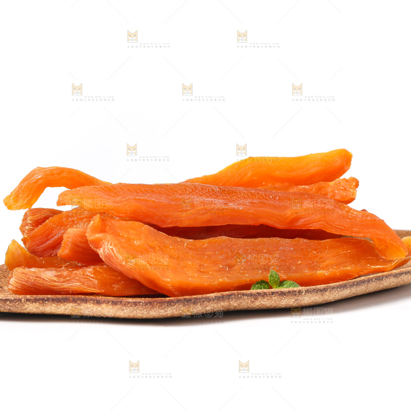 白底上放着一盘地瓜干