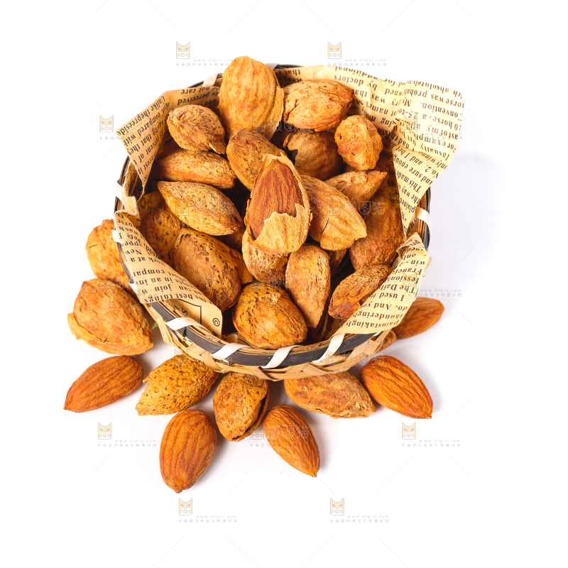 白底上放着一筐巴旦木