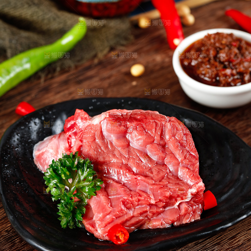 木底上放着一盘鲜牛肉