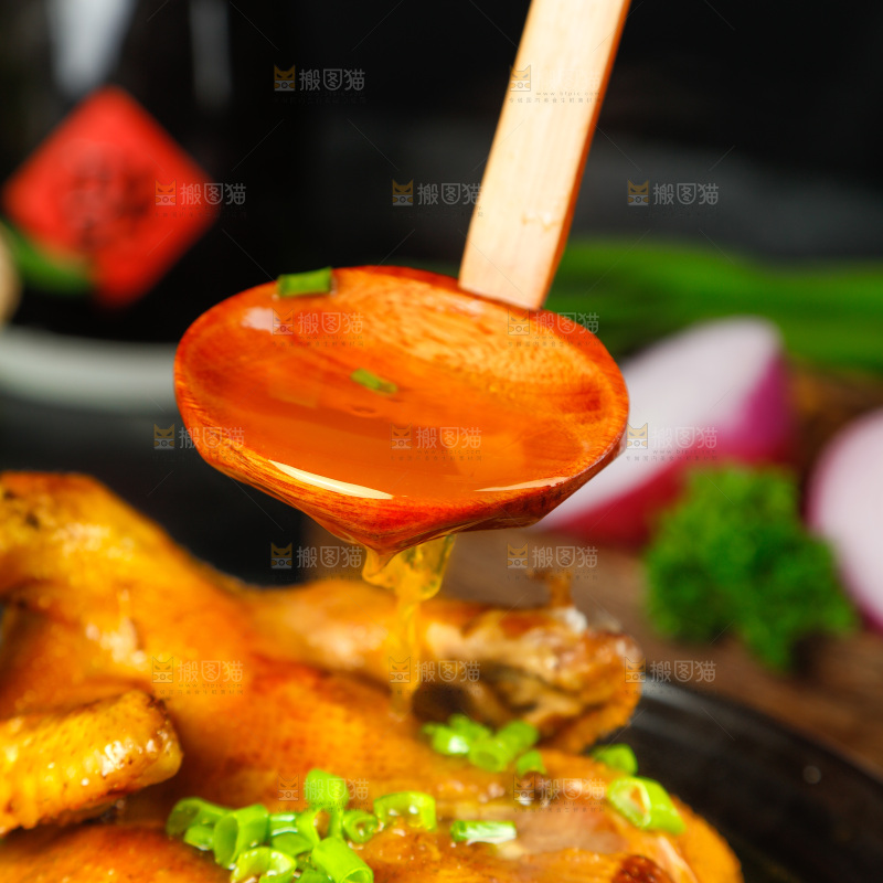 石板上放着一碗香菇鸡汤