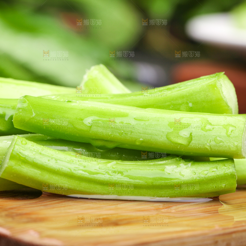 木板上放着菜苔