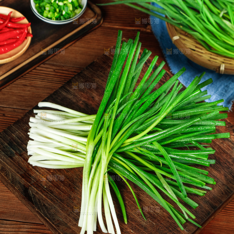 木底上摆放着小香葱