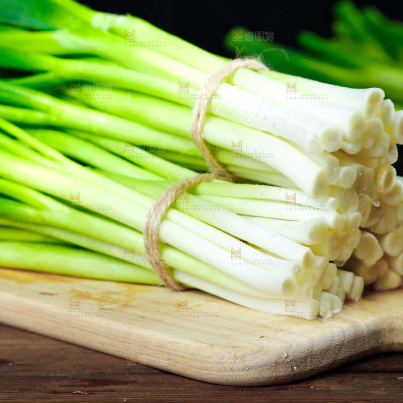 木板上放着小香葱