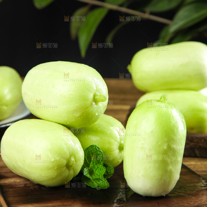 木底上摆放着小黄瓜