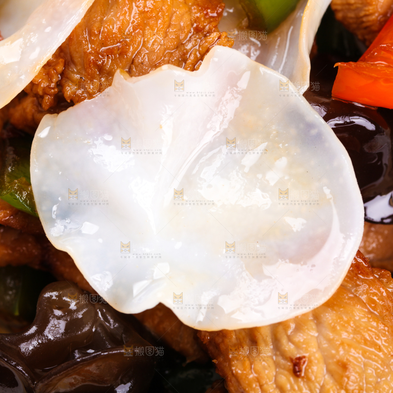 盘子里装着木耳炒肉