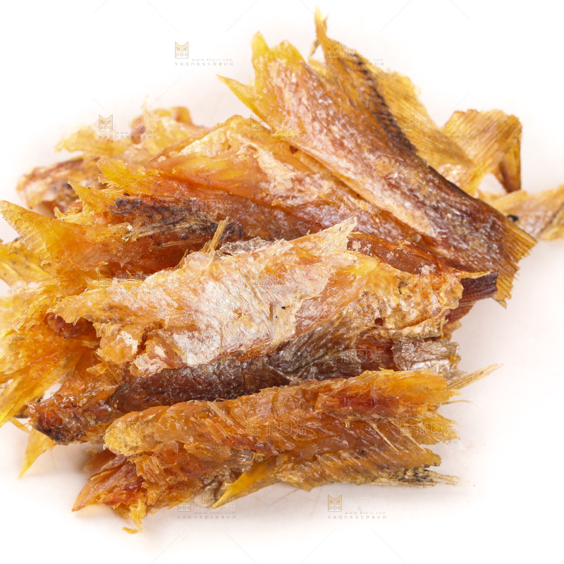 白底上摆放着小鱼干
