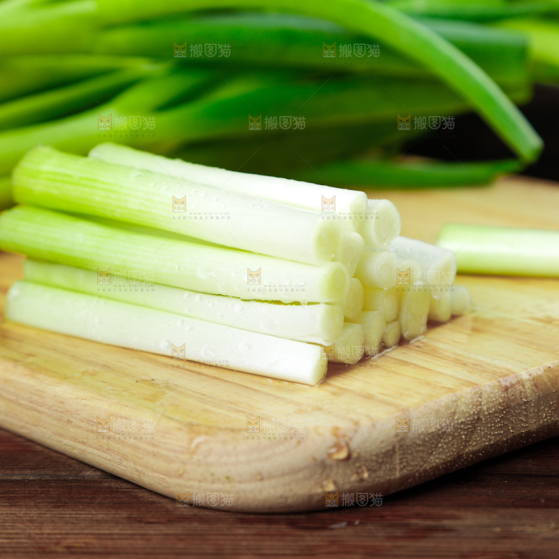 木板上放着小香葱
