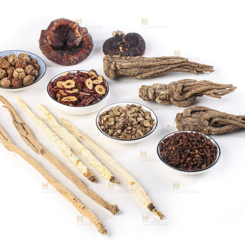 白底上摆放着中药材组合