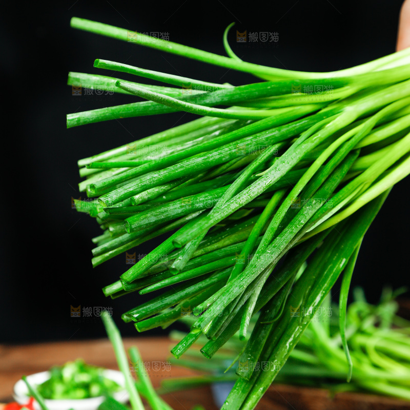 手里拿着小香葱