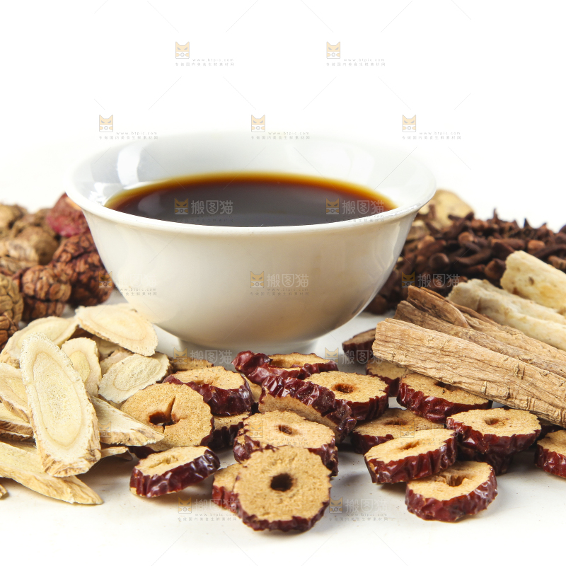 白底上摆放着中药材混合