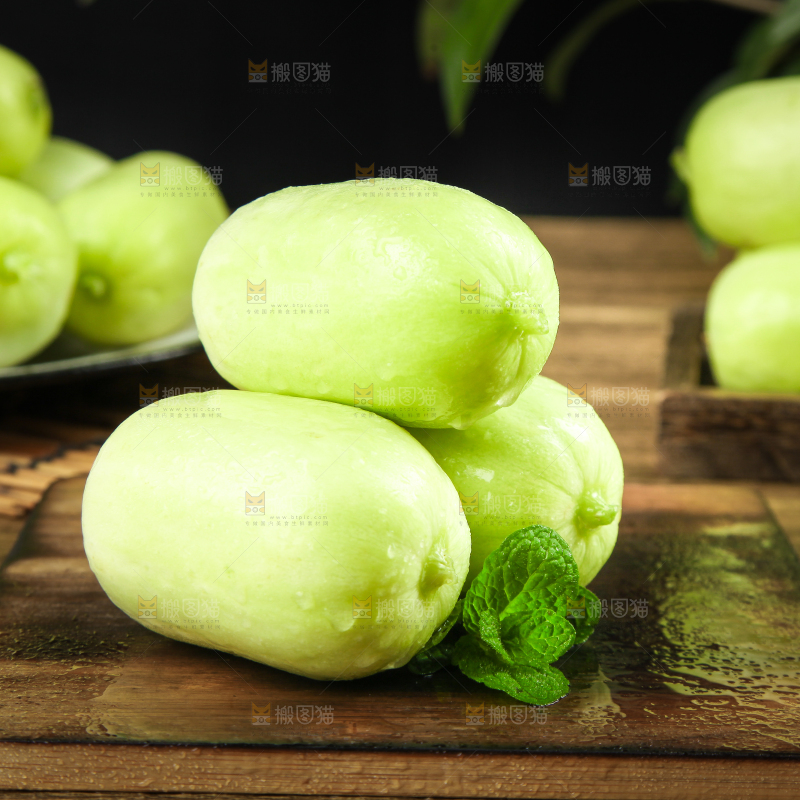 木底上摆放着小黄瓜