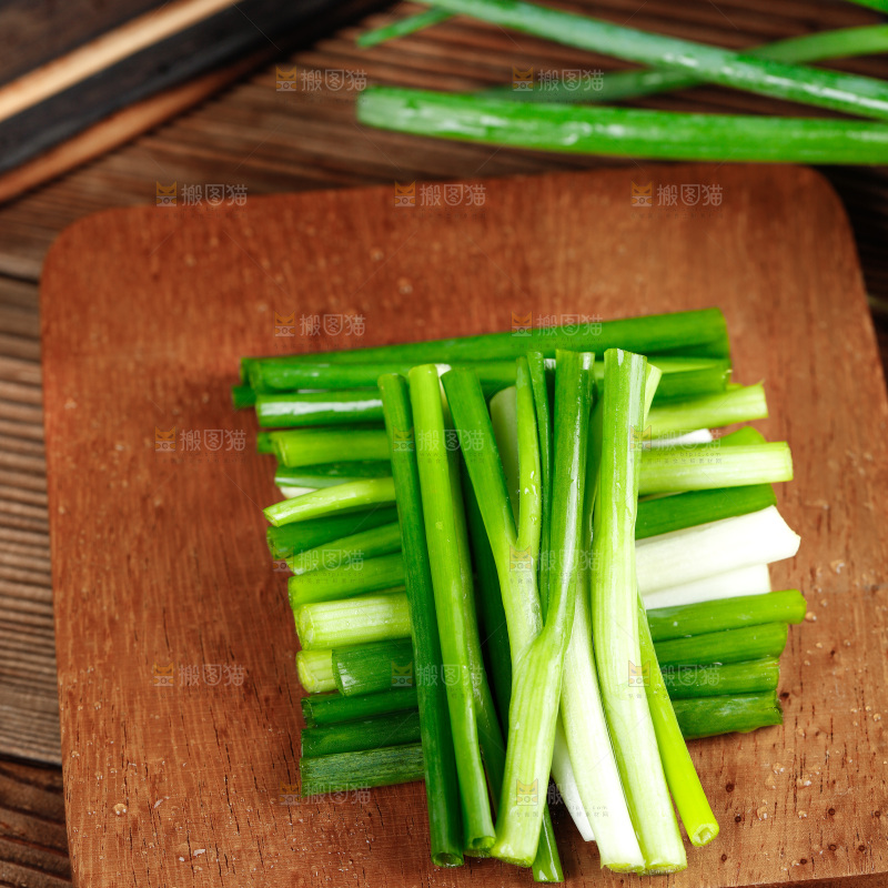 木底上摆放着小香葱