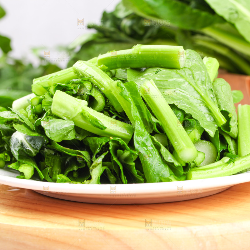 盘子里装着菜苔