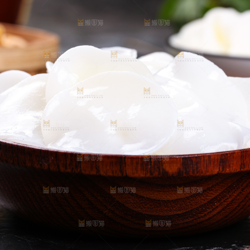 碟子里装着白木耳