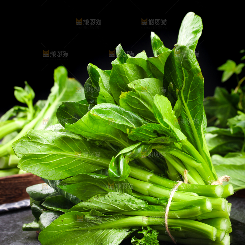 深底上摆放着菜苔