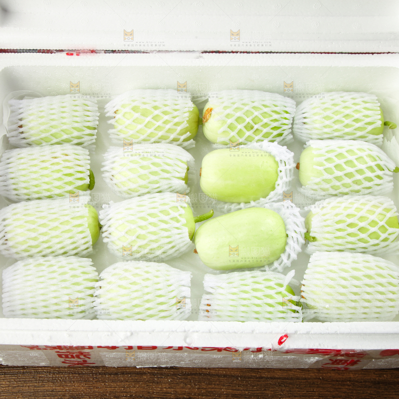 泡沫箱里装着玉女黄瓜