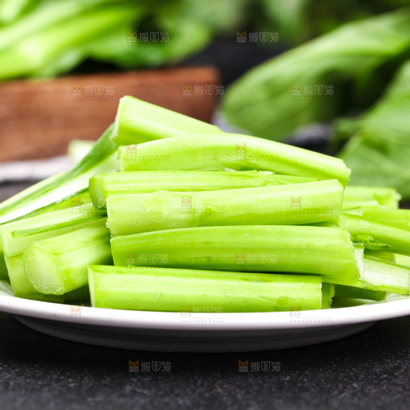 盘子里装着菜苔