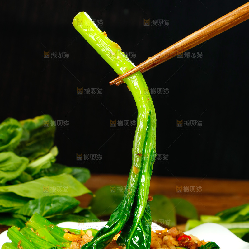 盘子里装着白灼广东菜心