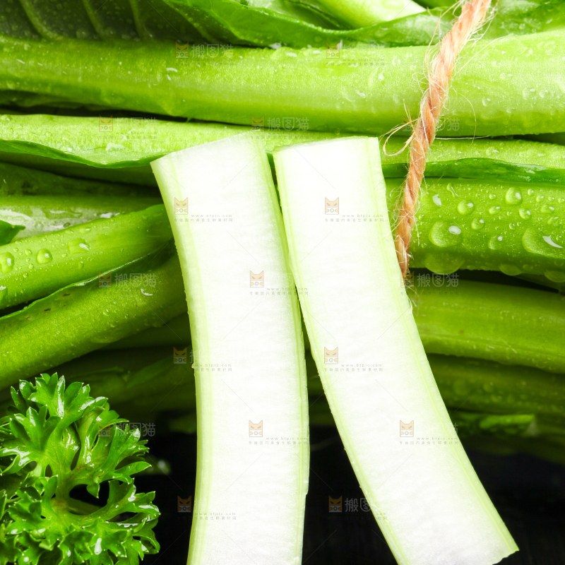 深底上摆放着菜苔