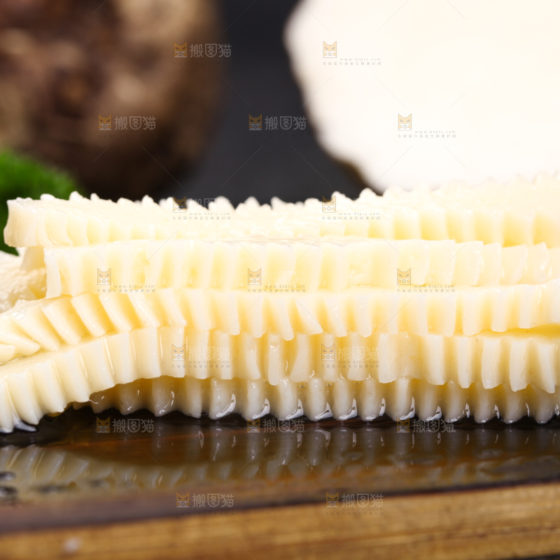 盘子里装着素肚条