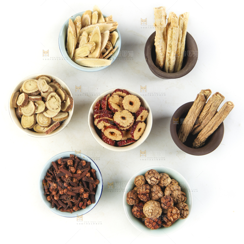 白底上摆放着中药材组合