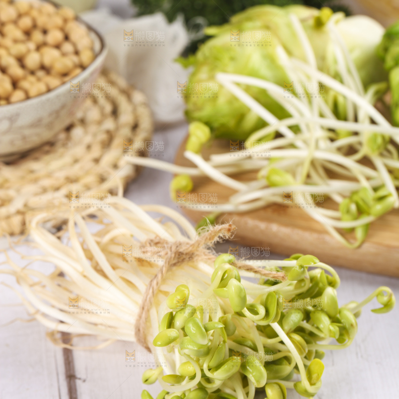 木板上放着黄豆芽