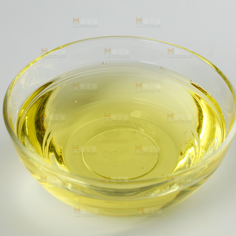 白底上放着一碗食用油