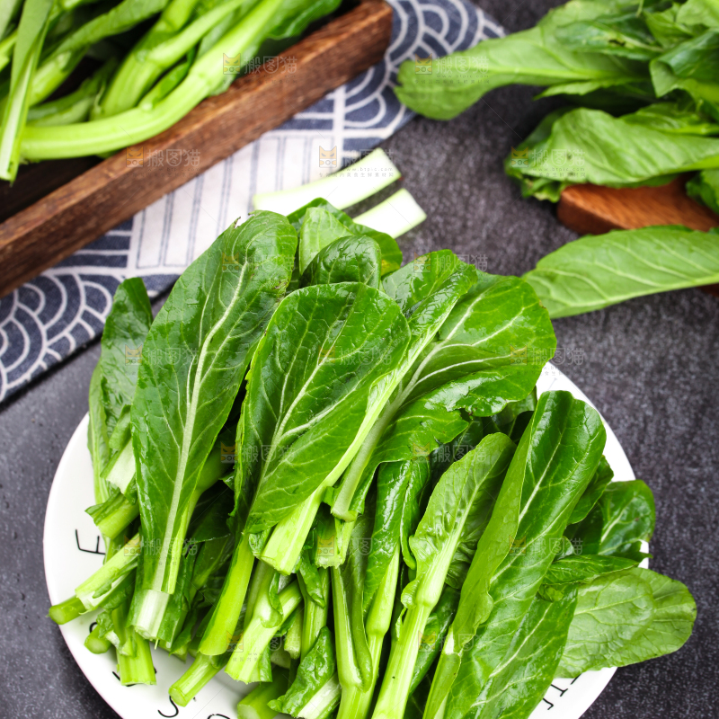 盘子里装着菜苔