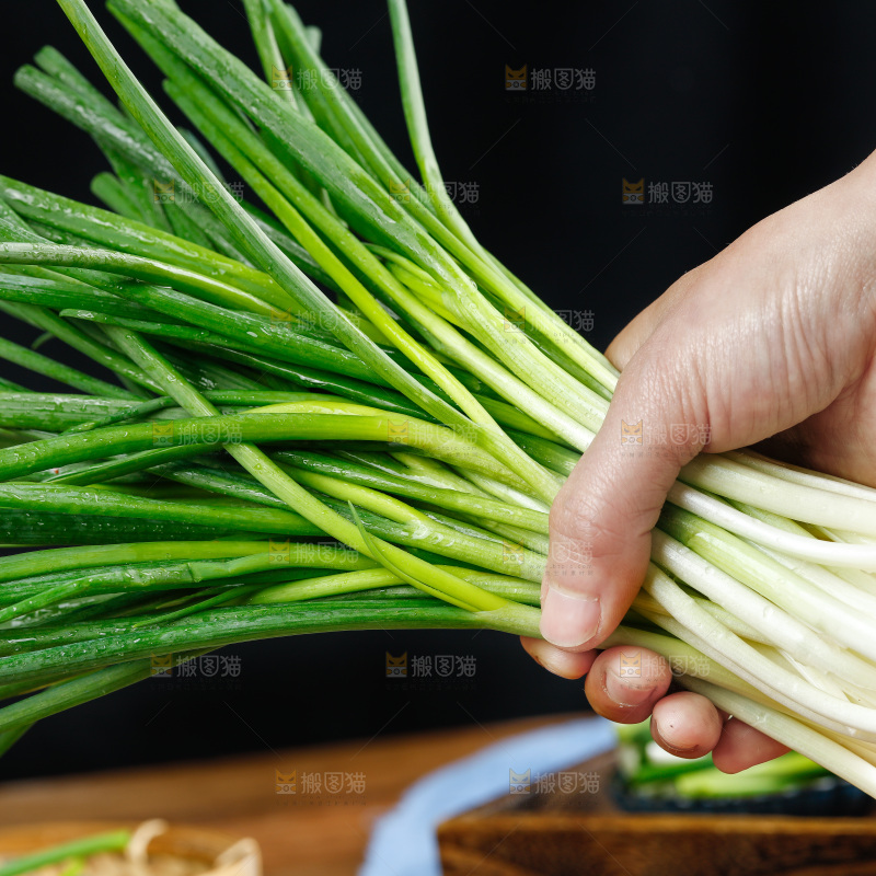 手里拿着小香葱