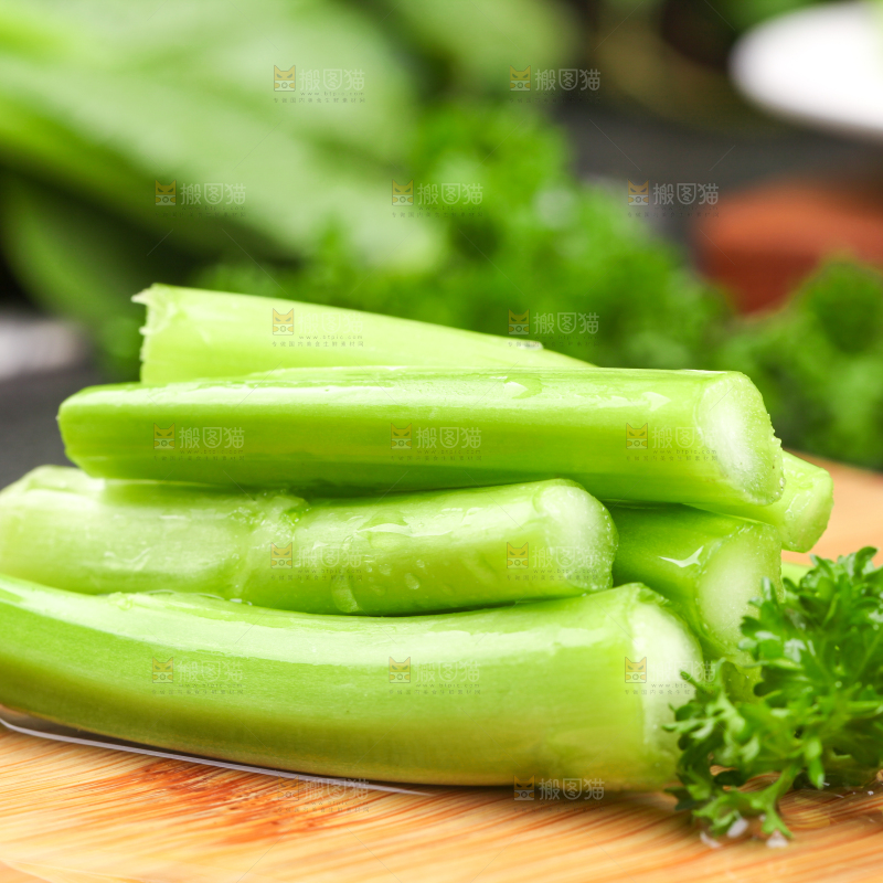 木板上放着菜苔