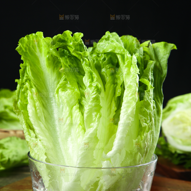 木板上放着新鲜生菜