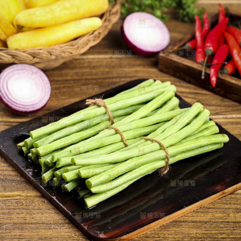 木板上放着一盘新鲜豆角