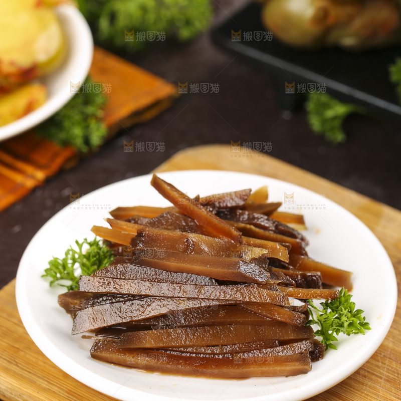 木板上放着咸菜条