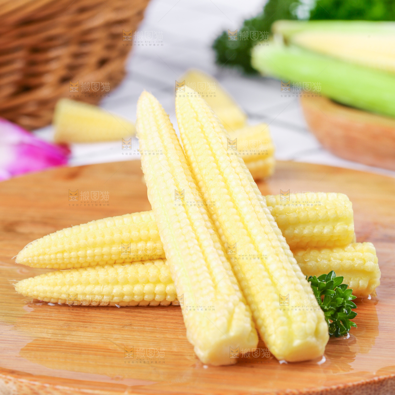 木板上放着水果玉米笋