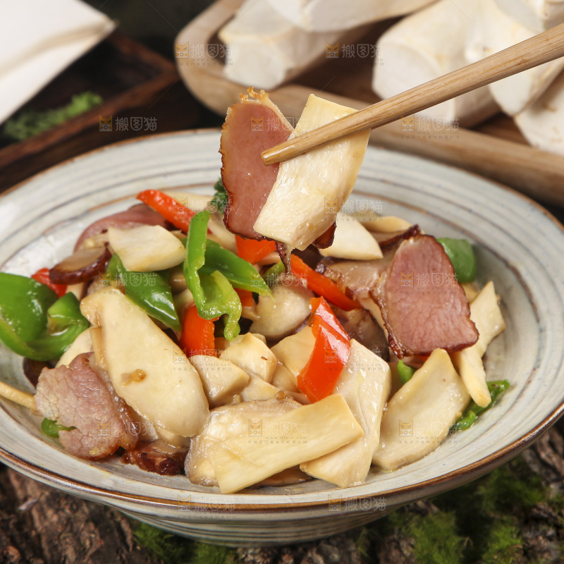盘子里的杏鲍菇炒肉